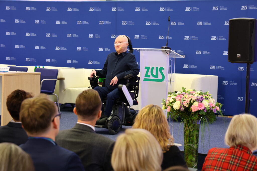 Minister Łukasz Krasoń przemawia na konferencji w ZUS