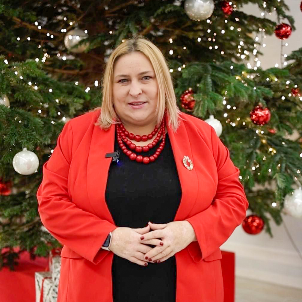 Na zdjęciu ministra Maja Nowak na tle choinki podczas składania życzeń osobom z niepełnosprawnościami i ich najbliższym