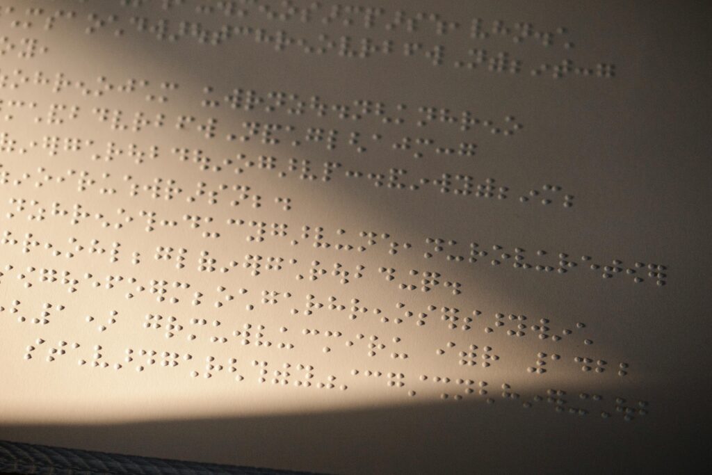 Na zdjęciu widać kartkę papieru napisaną językiem Braille'a