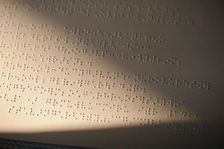Na zdjęciu widać kartkę papieru napisaną alfabetem Braille'a - zdjęcie ilustracyjne na Światowy Dzień Braille’a