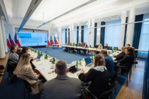Członkowie Rady Interesariuszy podczas posiedzenia siedzą przy stołach, wymieniając się doświadczeniami i prowadząc dyskusję nad bieżącymi tematami.