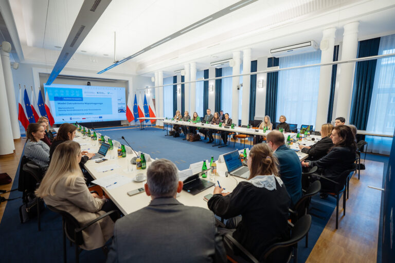 Członkowie Rady Interesariuszy podczas posiedzenia siedzą przy stołach, wymieniając się doświadczeniami i prowadząc dyskusję nad bieżącymi tematami.