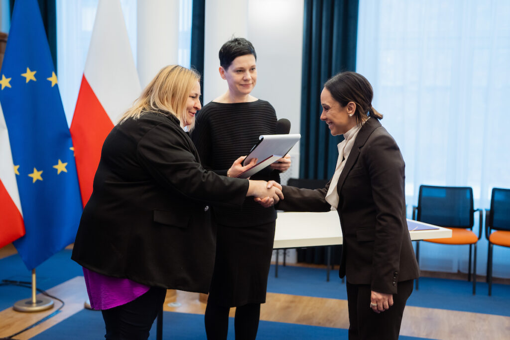 Wiceministra Maja Nowak wręcza nominację nowemu członkowi Rady Interesariuszy. Gest symbolizuje formalne powołanie i rozpoczęcie współpracy w ramach Rady.