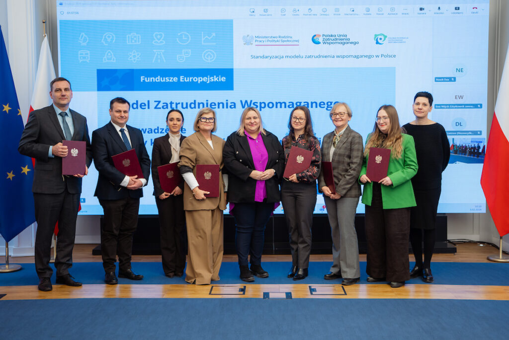 Wiceministra Maja Nowak wraz z nowo powołanymi członkami Rady Interesariuszy pozują do pamiątkowego zdjęcia, zaznaczając rozpoczęcie ich pracy w zespole doradczym.