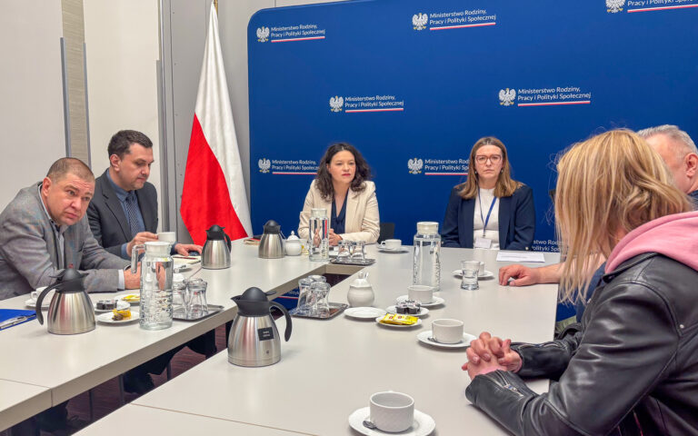 Wiceministra Katarzyna Nowakowska rozmawia w uczestnikami protestu