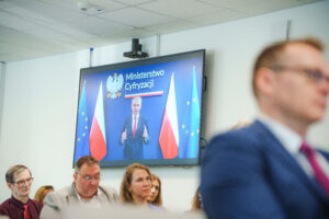 Na-ekranie-monitora-wyswietlane-jest-wystapienie-Ministra-Cyfryzacji-podczas-konferencji-„Dostepnosc-cyfrowa-od-obowiazku-do-standardu-jakosci