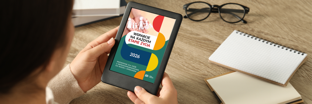 Kobieta trzyma w dłoniach tablet na którym wyświetla Przewodnik ZUS