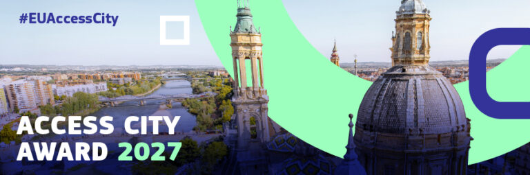 W tle panorama europejskiego miasta z zabytkowymi wieżami i rzeką