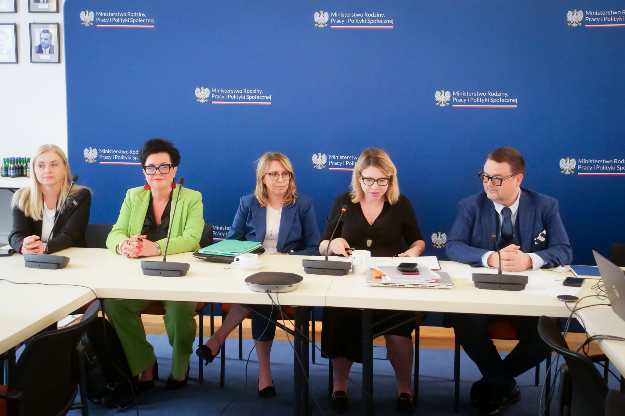 Pierwsze posiedzenie Rady Nadzorczej PFRON kadencji 2026–2028. Przy stole siedzą przedstawiciele PFRON i BON. W centrum Pełnomocniczka Rządu Monika Sikora prowadzi posiedzenie. Po jej prawej stronie siedzi dyrektor BON, a po lewej prezes i wiceprezesi PFRON.