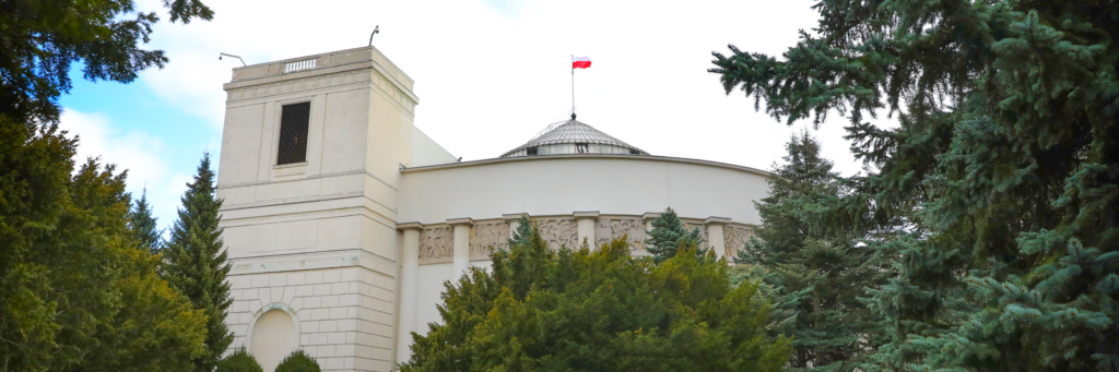 Budynek polskiego Sejmu, na dachu powiewa flaga biało czerwona
