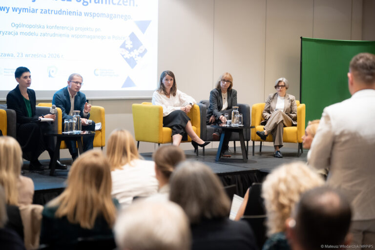 Uczestnicy konferencji na temat modelu zatrudnienia wspomagającego podczas panelu dyskusyjnego