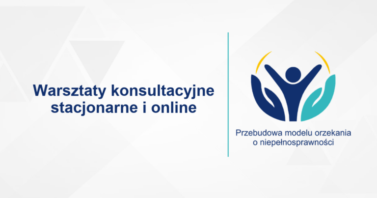 Grafika informacyjna projektu „Przebudowa modelu orzekania o niepełnosprawności”. Po lewej stronie napis „Warsztaty konsultacyjne stacjonarne i online”. Po prawej logo projektu przedstawiające stylizowaną postać z uniesionymi rękami, otoczoną granatowymi i turkusowymi elementami przypominającymi dłonie. Tło jasnoszare, z delikatnym geometrycznym wzorem.